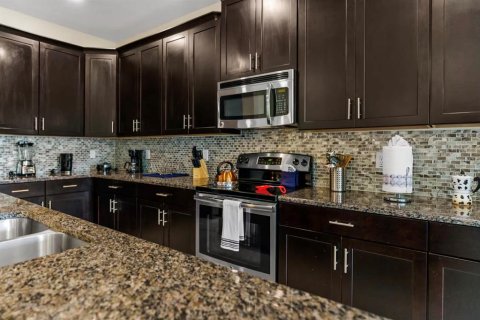 Casa en venta en Kissimmee, Florida, 6 dormitorios, 305.74 m2 № 2384233 - foto 6