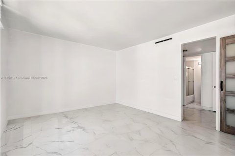 Condo in Miami Beach, Florida, 1 bedroom  № 1871278 - photo 17