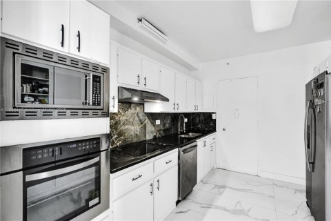 Condo in Miami Beach, Florida, 1 bedroom  № 1871278 - photo 23