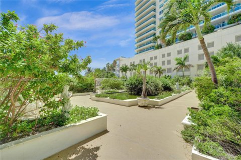 Condo in Miami Beach, Florida, 1 bedroom  № 1871278 - photo 29