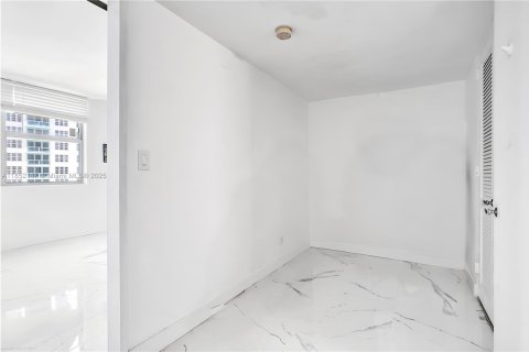 Condo in Miami Beach, Florida, 1 bedroom  № 1871278 - photo 19