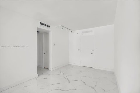 Condo in Miami Beach, Florida, 1 bedroom  № 1871278 - photo 14