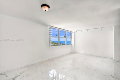 Condo in Miami Beach, Florida, 1 bedroom  № 1871278 - photo 9