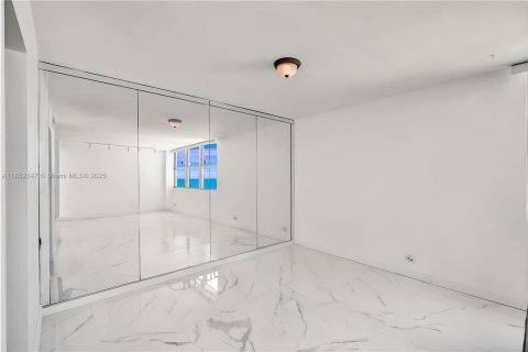 Condo in Miami Beach, Florida, 1 bedroom  № 1871278 - photo 10