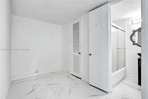 Condo in Miami Beach, Florida, 1 bedroom  № 1871278 - photo 20