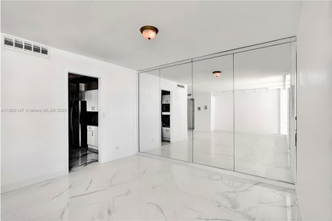 Condo in Miami Beach, Florida, 1 bedroom  № 1871278 - photo 11