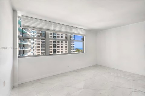 Condo in Miami Beach, Florida, 1 bedroom  № 1871278 - photo 15