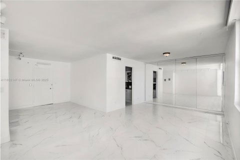 Condo in Miami Beach, Florida, 1 bedroom  № 1871278 - photo 12