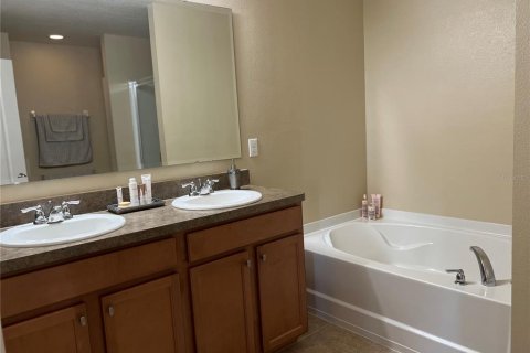 House in Kissimmee, Florida 4 bedrooms, 208.47 sq.m. № 1376717 - photo 14