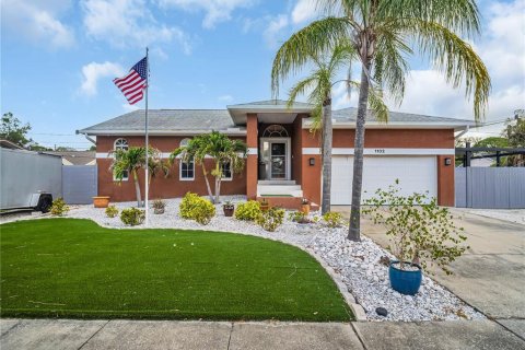 House in Tarpon Springs, Florida 3 bedrooms, 131.74 sq.m. № 1765509 - photo 1