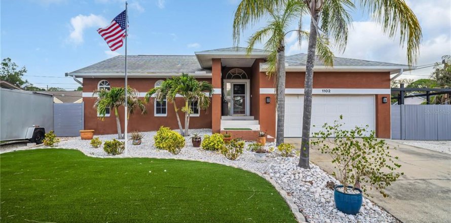 House in Tarpon Springs, Florida 3 bedrooms, 131.74 sq.m. № 1765509