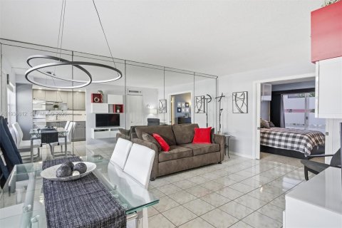 Copropriété à vendre à Hallandale Beach, Floride: 1 chambre, 69.68 m2 № 1998428 - photo 23