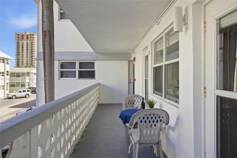 Copropriété à vendre à Hallandale Beach, Floride: 1 chambre, 69.68 m2 № 1998428 - photo 15