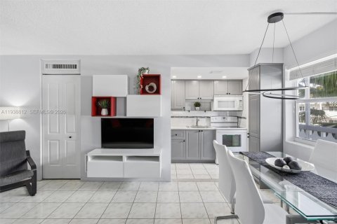Copropriété à vendre à Hallandale Beach, Floride: 1 chambre, 69.68 m2 № 1998428 - photo 2