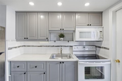 Copropriété à vendre à Hallandale Beach, Floride: 1 chambre, 69.68 m2 № 1998428 - photo 3