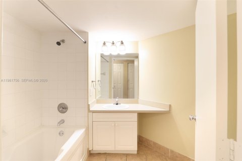 Condo in Fort Lauderdale, Florida, 3 bedrooms  № 2042993 - photo 19