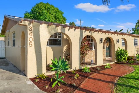House in Miami, Florida 3 bedrooms № 2030369