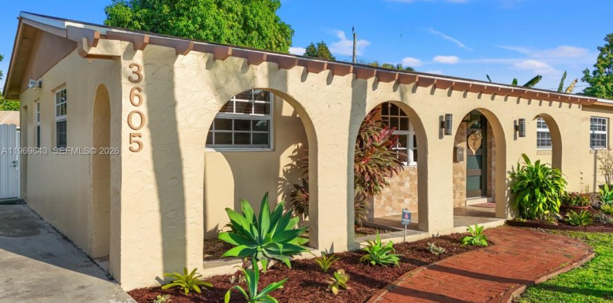 House in Miami, Florida 3 bedrooms № 2030369