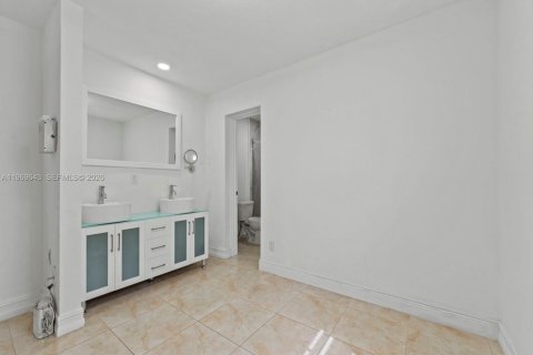 House in Miami, Florida 3 bedrooms № 2030369 - photo 21