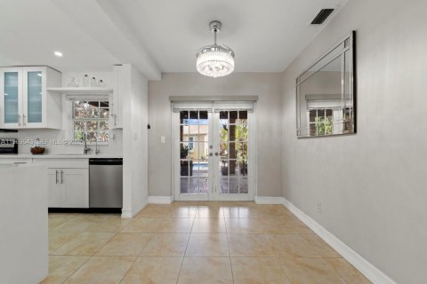 House in Miami, Florida 3 bedrooms № 2030369 - photo 6