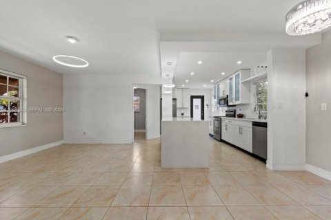 House in Miami, Florida 3 bedrooms № 2030369 - photo 5