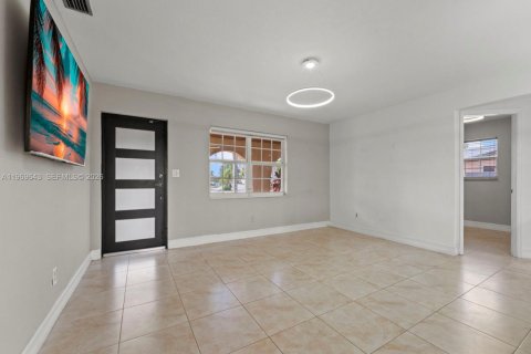 House in Miami, Florida 3 bedrooms № 2030369 - photo 4