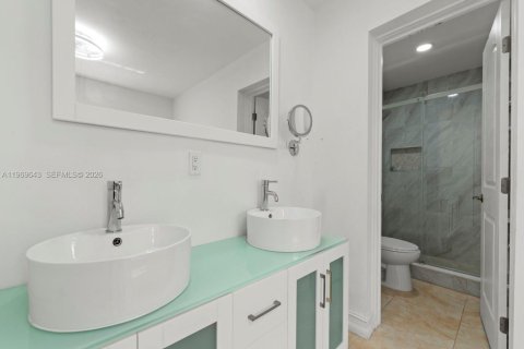 House in Miami, Florida 3 bedrooms № 2030369 - photo 23
