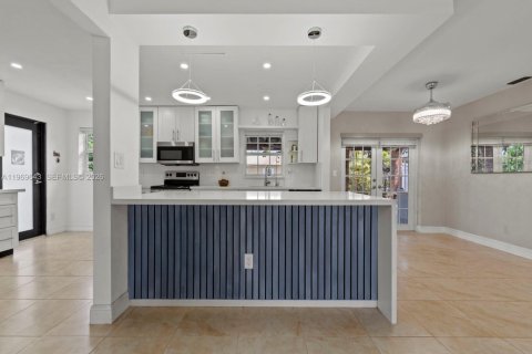House in Miami, Florida 3 bedrooms № 2030369 - photo 8
