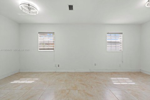 House in Miami, Florida 3 bedrooms № 2030369 - photo 19