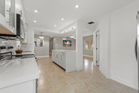 House in Miami, Florida 3 bedrooms № 2030369 - photo 12