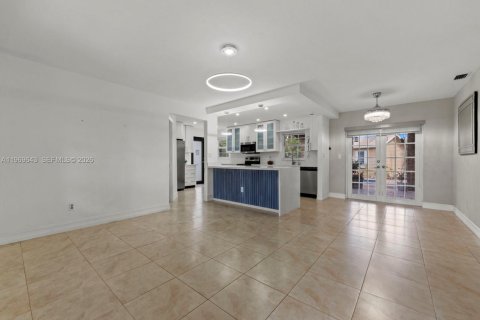 House in Miami, Florida 3 bedrooms № 2030369 - photo 3