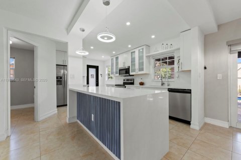 House in Miami, Florida 3 bedrooms № 2030369 - photo 7