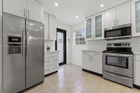 House in Miami, Florida 3 bedrooms № 2030369 - photo 10