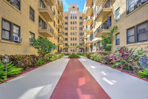 Condominio en alquiler en Saint Petersburg, Florida, 1 dormitorio, 65.22 m2 № 1720031 - foto 1