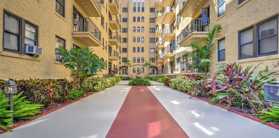 Condominio en Saint Petersburg, Florida, 1 dormitorio  № 1720031