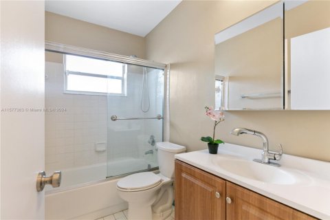 Casa en venta en Oakland Park, Florida, 3 dormitorios, 125.14 m2 № 1957847 - foto 4