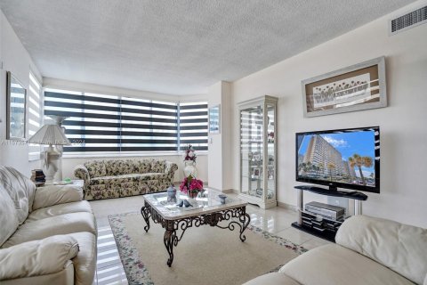 Condominio en venta en Hallandale Beach, Florida, 2 dormitorios, 128.21 m2 № 2035412 - foto 7