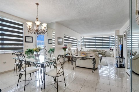 Condominio en venta en Hallandale Beach, Florida, 2 dormitorios, 128.21 m2 № 2035412 - foto 5