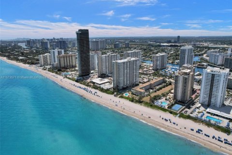 Condominio en venta en Hallandale Beach, Florida, 2 dormitorios, 128.21 m2 № 2035412 - foto 2