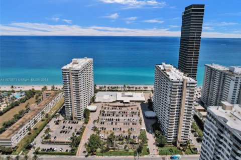 Condominio en Hallandale Beach, Florida, 2 dormitorios  № 2035412