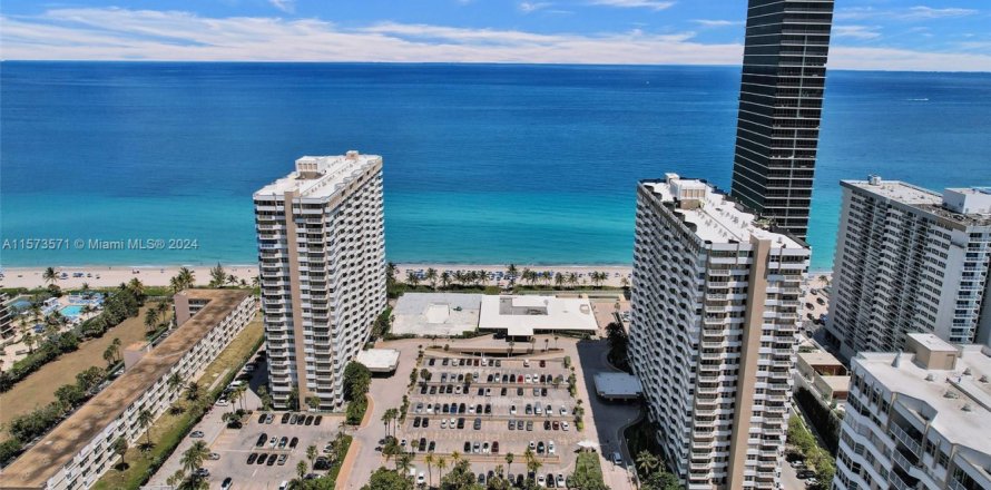 Condominio en Hallandale Beach, Florida, 2 dormitorios № 2035412