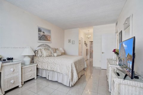 Condominio en venta en Hallandale Beach, Florida, 2 dormitorios, 128.21 m2 № 2035412 - foto 20
