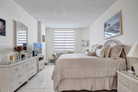 Condominio en venta en Hallandale Beach, Florida, 2 dormitorios, 128.21 m2 № 2035412 - foto 19