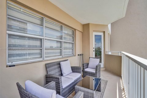 Condominio en venta en Hallandale Beach, Florida, 2 dormitorios, 128.21 m2 № 2035412 - foto 10