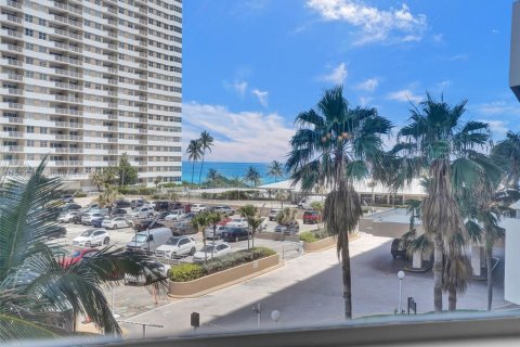 Condominio en venta en Hallandale Beach, Florida, 2 dormitorios, 128.21 m2 № 2035412 - foto 4
