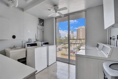 Condominio en venta en Hallandale Beach, Florida, 2 dormitorios, 128.21 m2 № 2035412 - foto 21