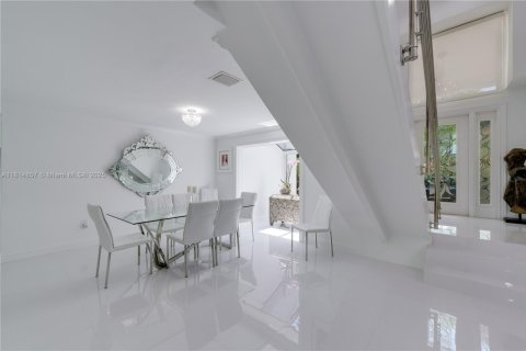 Casa en venta en Miami, Florida, 4 dormitorios, 253.62 m2 № 1940784 - foto 12