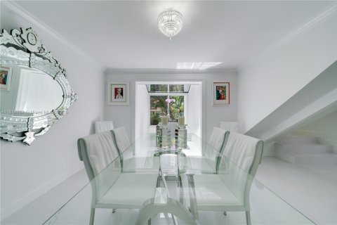 Casa en venta en Miami, Florida, 4 dormitorios, 253.62 m2 № 1940784 - foto 14