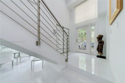 Casa en venta en Miami, Florida, 4 dormitorios, 253.62 m2 № 1940784 - foto 5