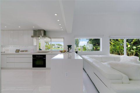 Casa en venta en Miami, Florida, 4 dormitorios, 253.62 m2 № 1940784 - foto 19